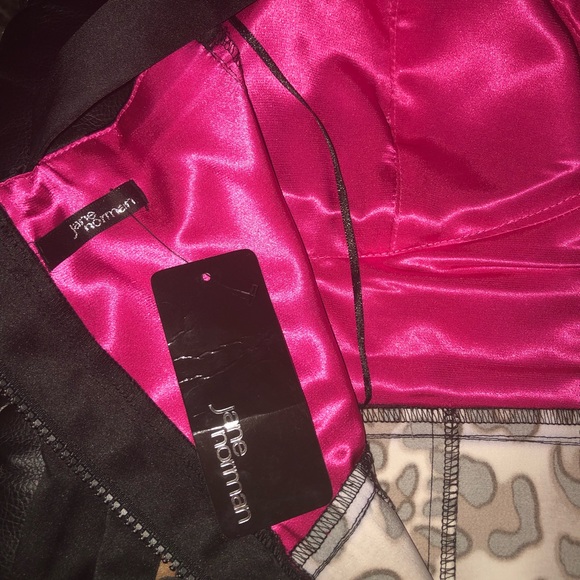 Sexy Leopard print Satin feel Dress. Size: S - Picture 3 of 4